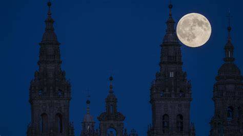 Primera luna llena de otoño sobre paisaje japonés