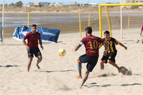 Partido de fútbol playa en La Playa de la Costilla