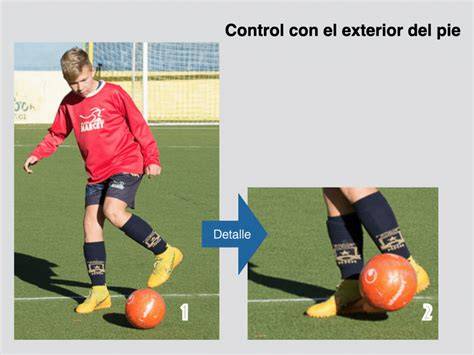 Jugador infantil conduciendo balón con empeine interior