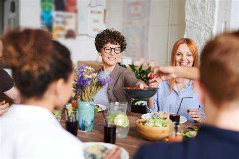 Familias compartiendo en restaurante de club