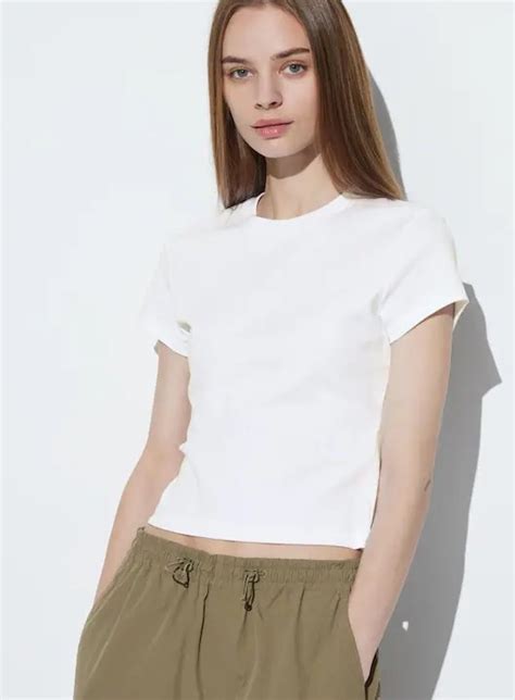 camiseta blanca adulta combinada con jeans