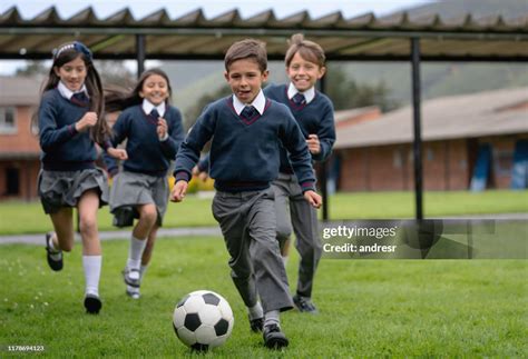 Niñas jugando fútbol en escuela deportiva