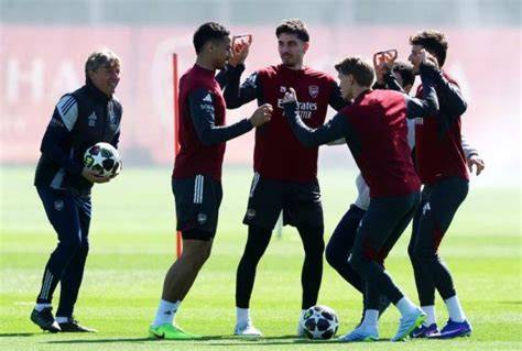 Jugadores del Arsenal realizando ejercicio con bolígrafos