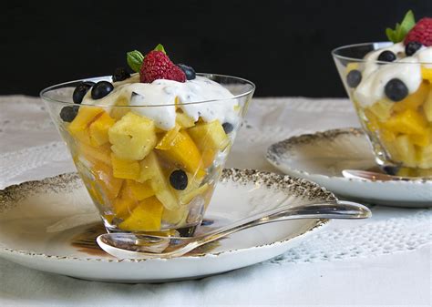 Postre de merengue con frutas en copa