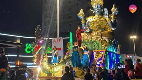 Reina del Carnaval Natalino en carro alegórico