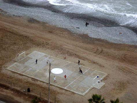 Cancha de fútbol playa junto al mar