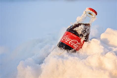 Coca-Cola congelada en cristales de hielo