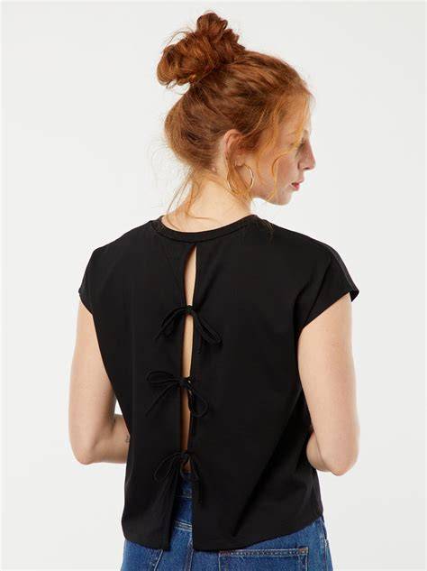 camiseta ajustada con espalda abierta