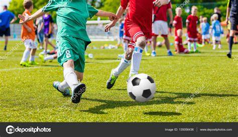Niños jugando fútbol en torneo regional