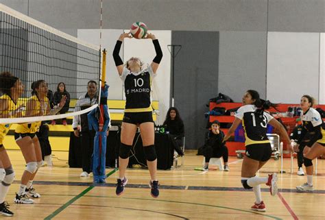 Armador de voleibol preparando una colocación