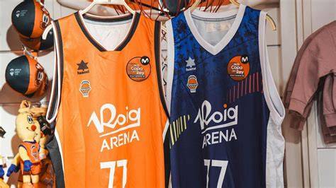 Equipación Valencia Basket con lema Cultura del Esfuerzo