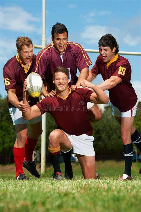 Novios celebrando anotación de rugby