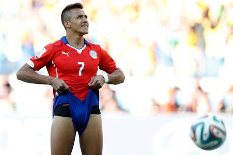 Alexis Sánchez ejecutando penal ante Neuer