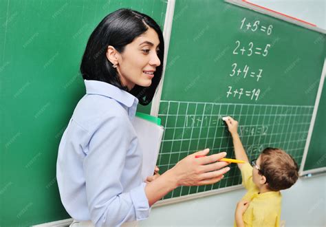 Estudiante resolviendo divisiones matemáticas