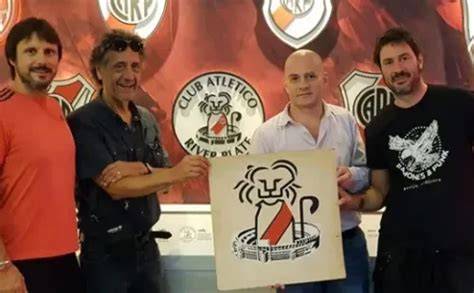 León de Caloi en camiseta de River