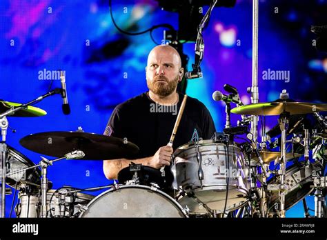 William Champion tocando batería con Coldplay
