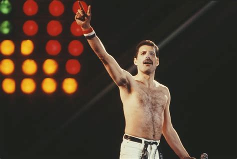 Freddie Mercury durante una actuación con Queen