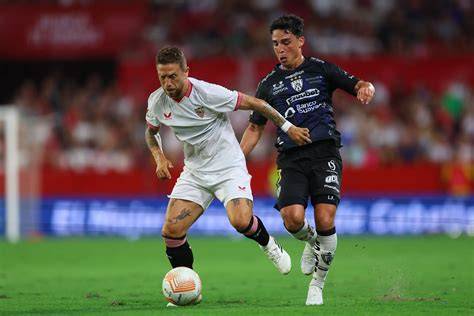 Matías Fernández elude rivales ante O’Higgins