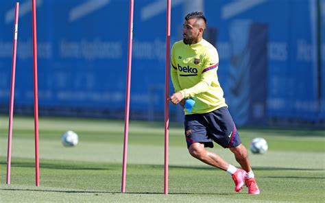 Arturo Vidal entrenando en cancha