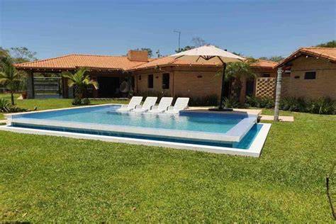 Patio deportivo con cancha de vóley y piscina