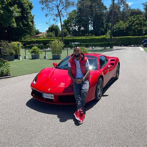 Arturo Vidal Ferrari y botines deportivos