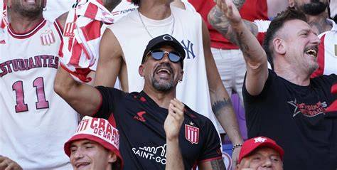 Hinchada de Estudiantes cantando en tribuna