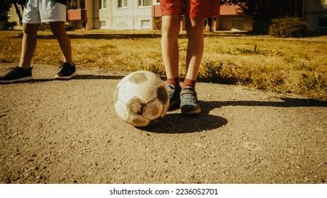 Pelota de fútbol sobre cancha de barrio