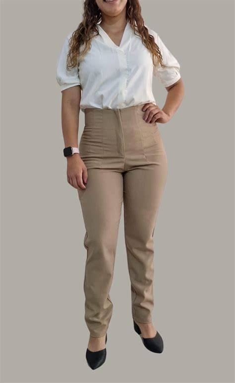 Persona con camiseta corta y pantalón de tiro alto