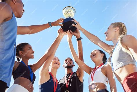 equipo de vóley celebrando una victoria
