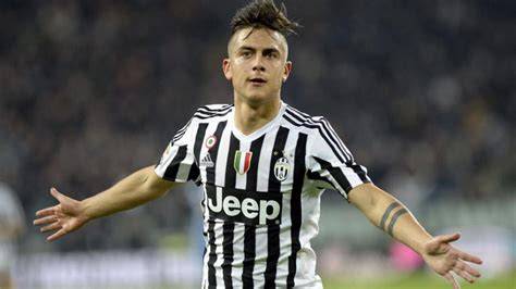 Paulo Dybala controlando balón aéreo