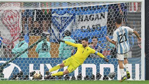 Paulo Dybala ejecutando penalti