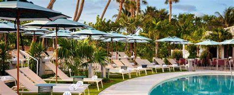 Playa privada y piscinas del resort