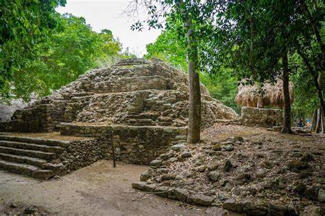 Ruinas mayas y pirámide de Cobá