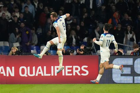 Harry Kane celebra gol ante Chelsea