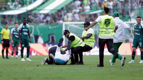 Invasión de cancha en partido de fútbol