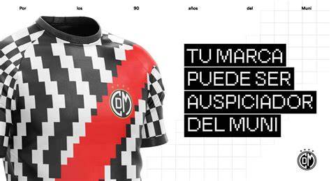 Deportivo Municipal camiseta con mil sponsors
