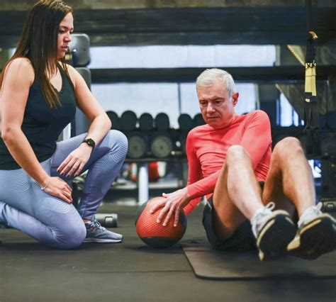 Adultos entrenando básquetbol en gimnasio