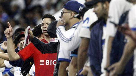 Hinchas cruzados reclamando en el estadio