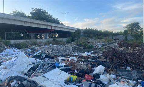 Cancha de fútbol abandonada convertida en basural