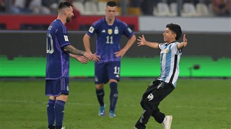 Messi celebra doblete Argentina Perú