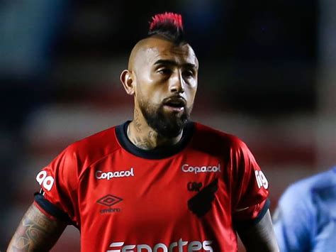 Arturo Vidal celebra gol anulado por VAR