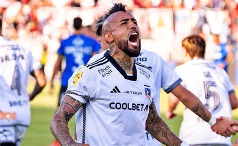Arturo Vidal falla penal con Colo Colo