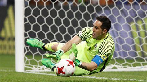Claudio Bravo atajando para Chile