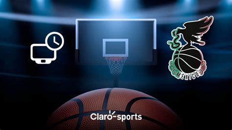 Partido de básquetbol en una plaza