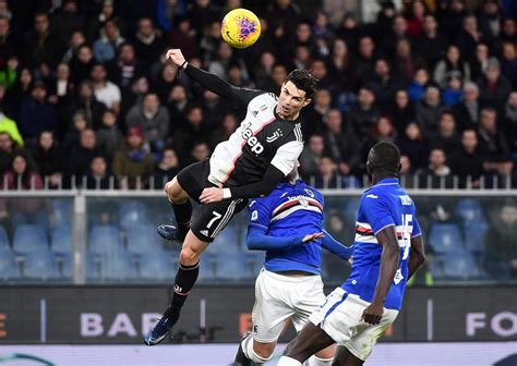 Salto de Cristiano Ronaldo en un cabezazo