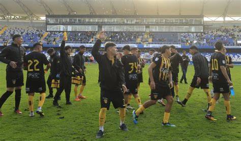 Arturo Fernández Vial celebra gol en Tercera B