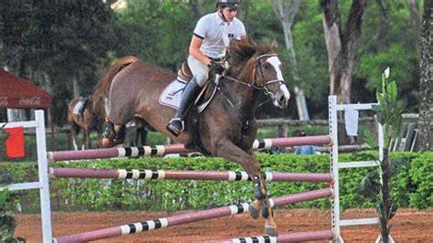 Fabrizio Caffarena en salto ecuestre