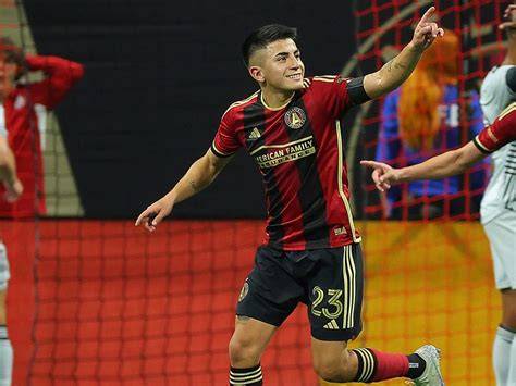 Barco ejecutando tiro libre en Atlanta United