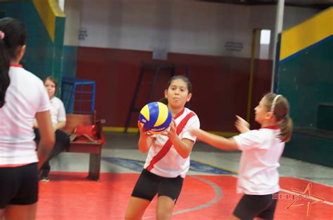 Niños entrenando voleibol con balón suave