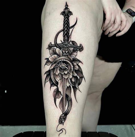 tatuaje black and grey en la cola